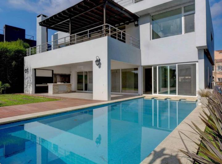 Casa · 520m² · 8 Ambientes · 3 Cocheras