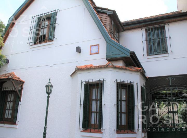 Casa · 230m² · 4 Ambientes · 1 Cochera