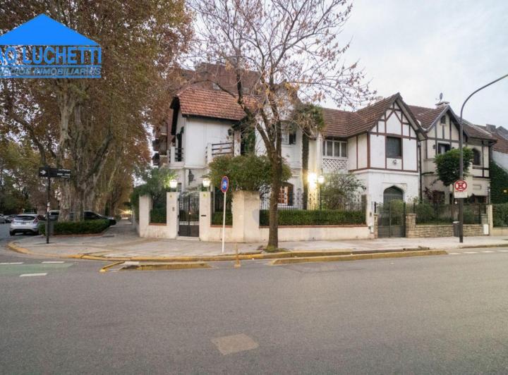 Casa · 257m² · 6 Ambientes · 1 Cochera