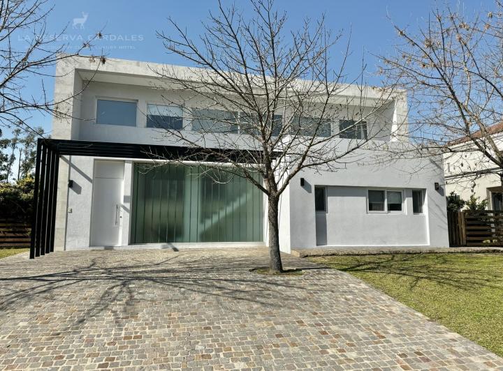 Casa · 220m² · 5 Ambientes · 2 Cocheras