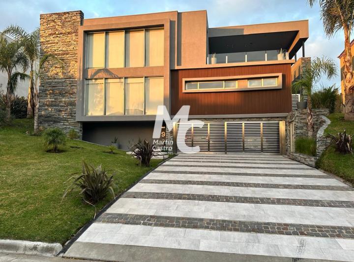 Casa · 400m² · 8 Ambientes · 2 Cocheras