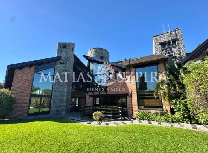 Casa · 463m² · 5 Ambientes · 2 Cocheras