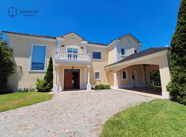Casa · 336m² · 6 Ambientes · 2 Cocheras