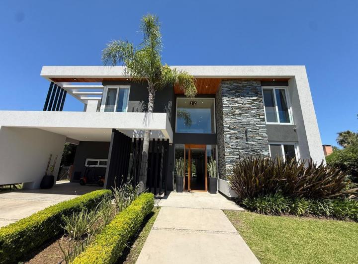 Casa · 347m² · 5 Ambientes · 2 Cocheras