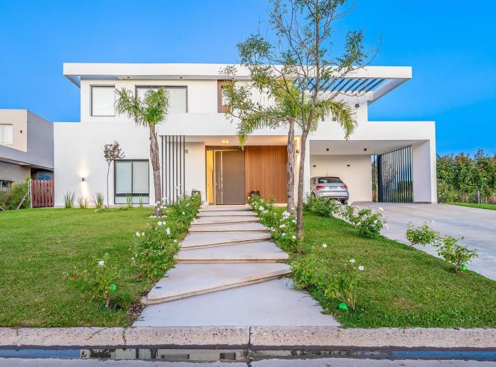 Casa · 310m² · 6 Ambientes · 6 Cocheras