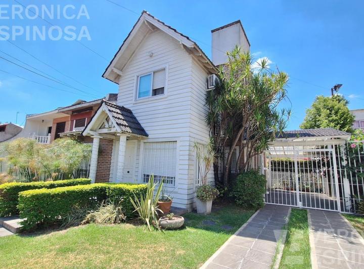 Casa · 130m² · 4 Ambientes · 3 Cocheras