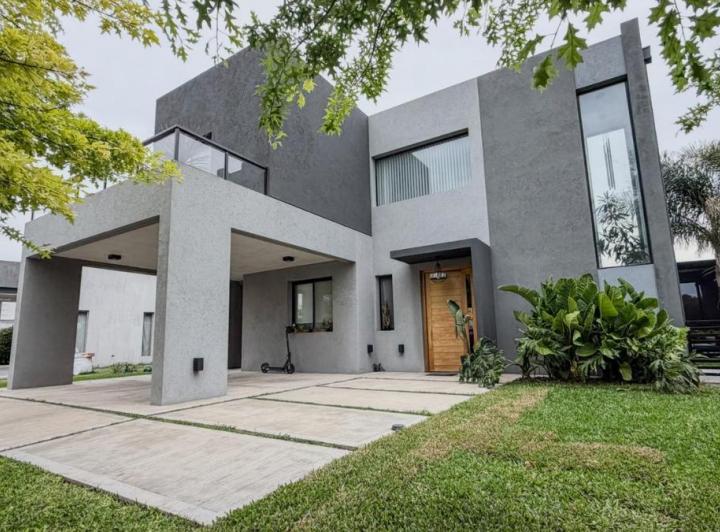 Casa · 177m² · 5 Ambientes · 3 Cocheras