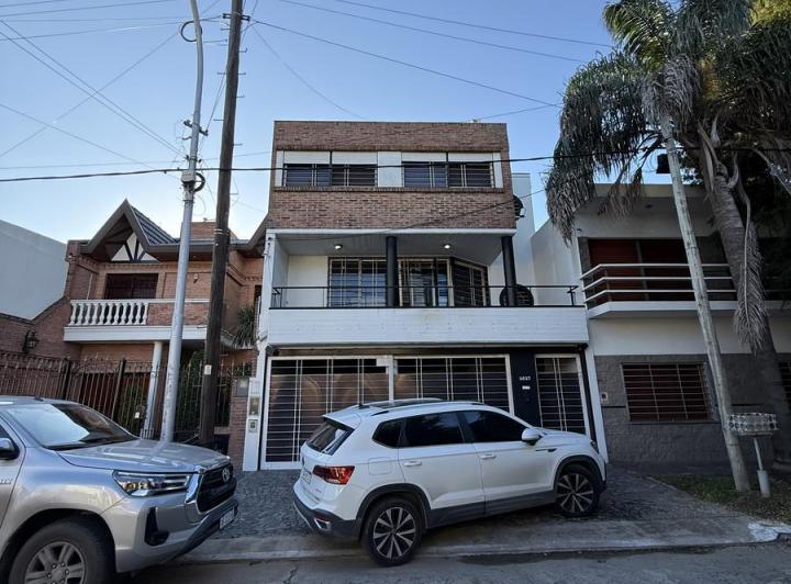 Casa · 250m² · 5 Ambientes · 2 Cocheras