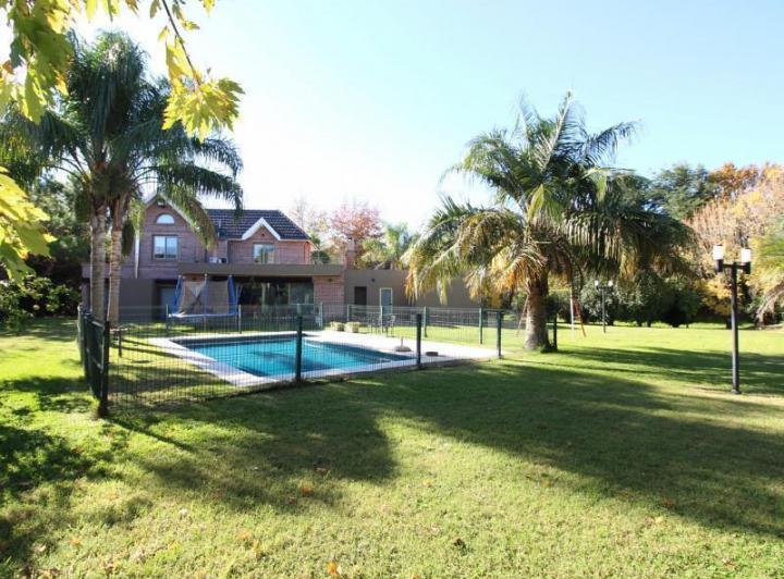 Casa · 305m² · 6 Ambientes · 1 Cochera