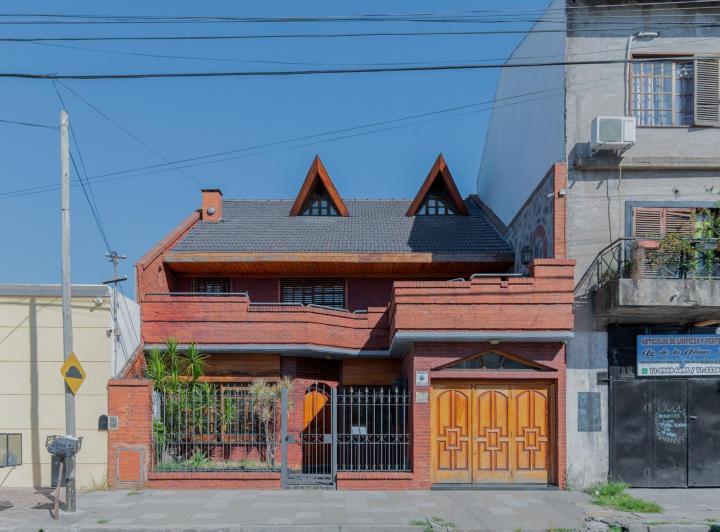 Casa · 240m² · 7 Ambientes · 2 Cocheras