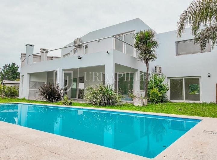 Casa · 325m² · 8 Ambientes · 2 Cocheras