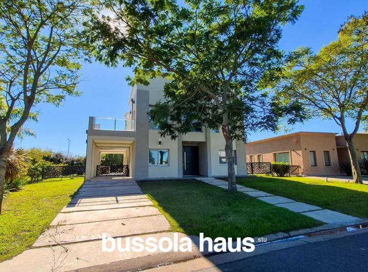 Casa · 247m² · 7 Ambientes · 2 Cocheras