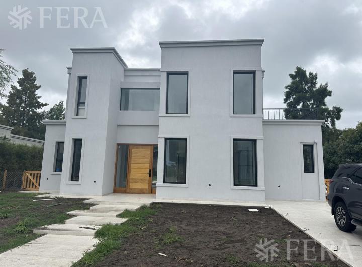Casa · 200m² · 4 Ambientes