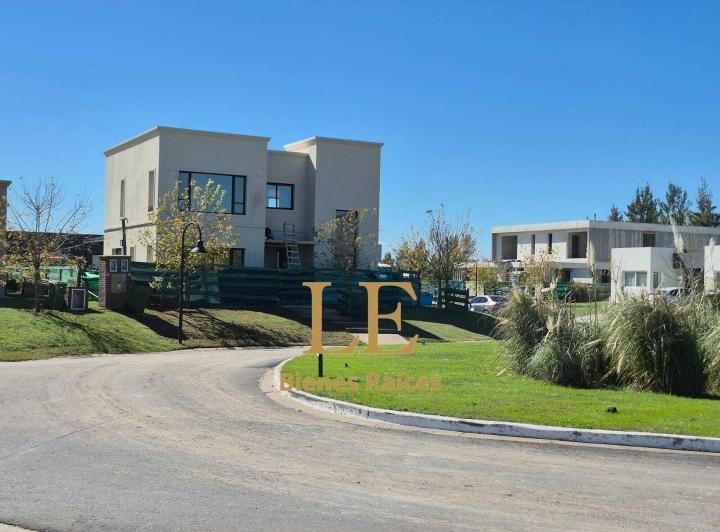 Casa · 287m² · 5 Ambientes · 4 Cocheras