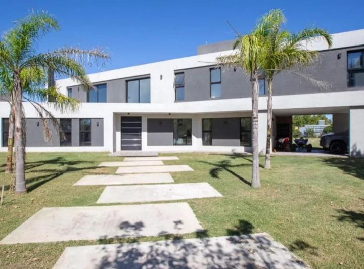 Casa · 350m² · 4 Ambientes · 4 Cocheras
