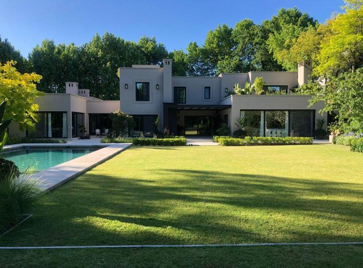 Casa · 675m² · 10 Ambientes · 2 Cocheras