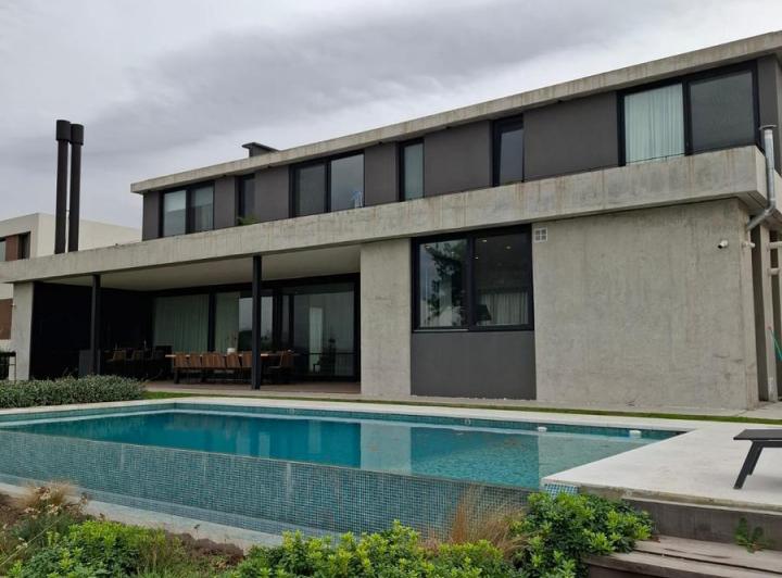 Casa · 355m² · 6 Ambientes · 2 Cocheras
