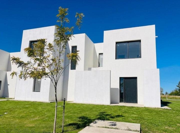 Casa · 180m² · 4 Ambientes · 2 Cocheras