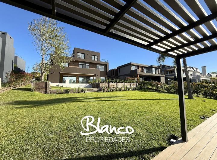 Casa · 370m² · 6 Ambientes · 2 Cocheras