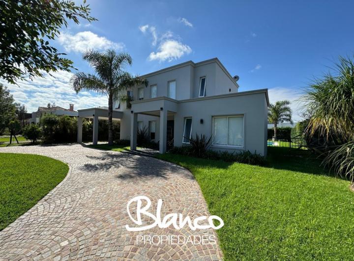 Casa · 235m² · 5 Ambientes · 2 Cocheras