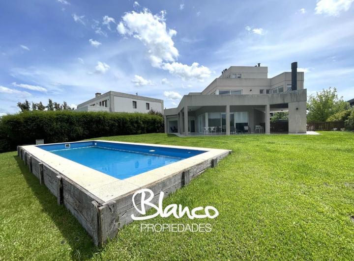 Casa · 260m² · 7 Ambientes · 2 Cocheras