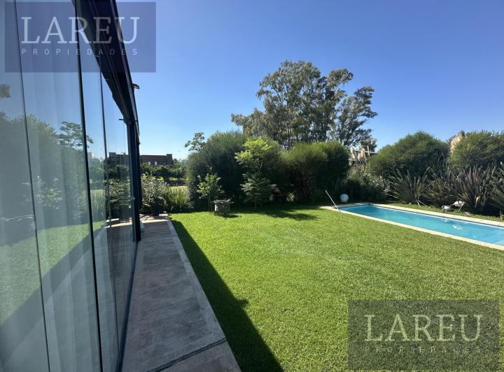 Casa · 180m² · 5 Ambientes · 6 Cocheras