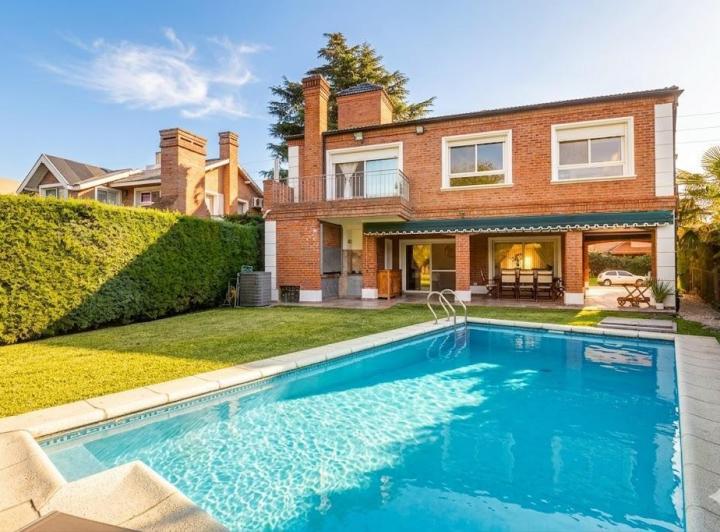 Casa · 200m² · 5 Ambientes · 5 Cocheras