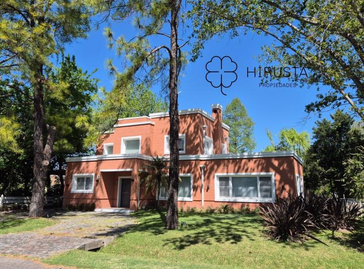 Casa · 320m² · 7 Ambientes · 1 Cochera