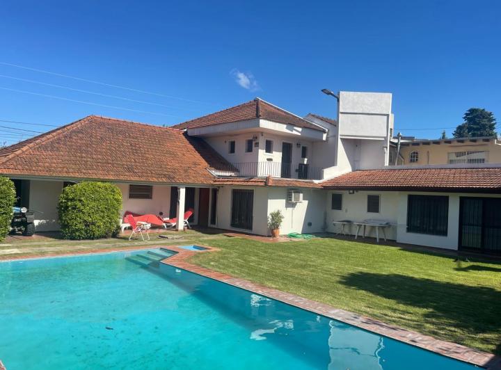 Casa · 320m² · 6 Ambientes · 2 Cocheras