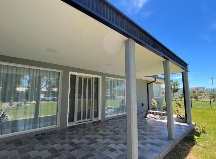 Casa · 300m² · 4 Ambientes · 2 Cocheras
