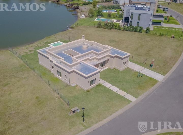 Casa · 170m² · 4 Ambientes · 2 Cocheras