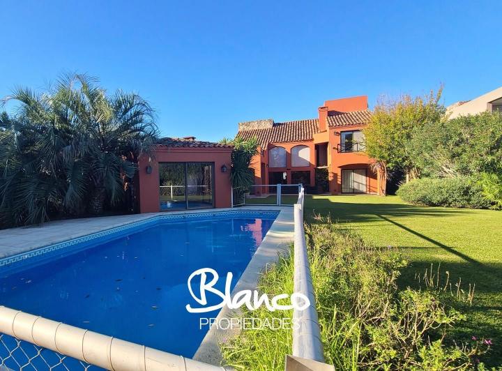 Casa · 216m² · 5 Ambientes · 2 Cocheras