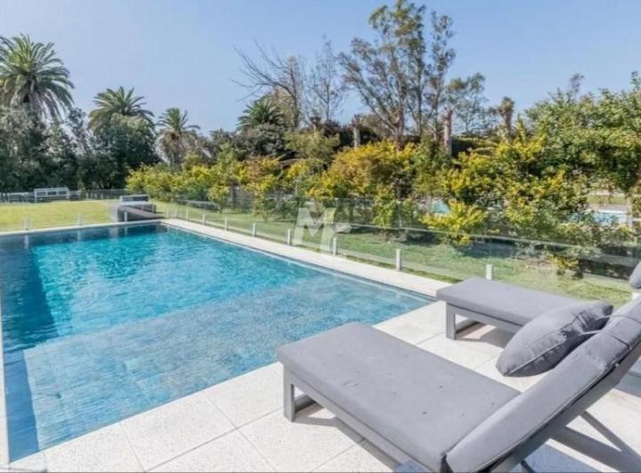 Casa · 220m² · 4 Ambientes · 1 Cochera