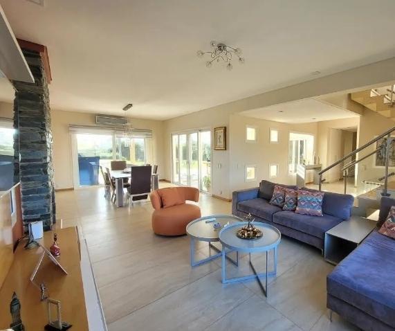 Casa · 1253m² · 7 Ambientes · 6 Cocheras