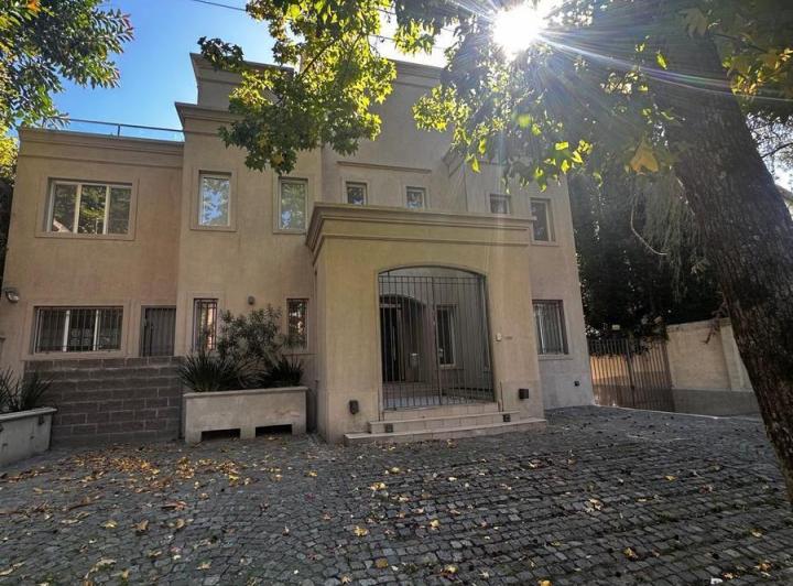 Casa · 470m² · 8 Ambientes · 1 Cochera