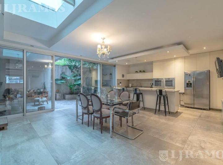 Casa · 290m² · 7 Ambientes · 1 Cochera