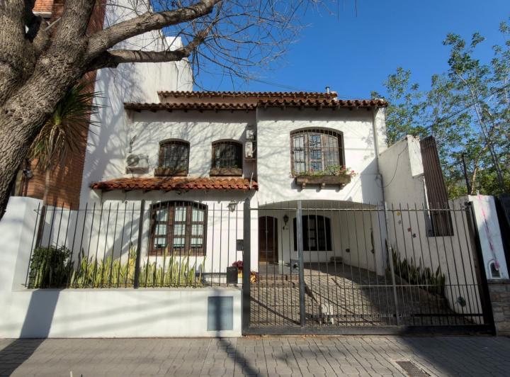 Casa · 240m² · 5 Ambientes · 1 Cochera