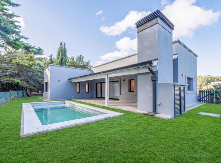 Casa · 180m² · 4 Ambientes · 2 Cocheras