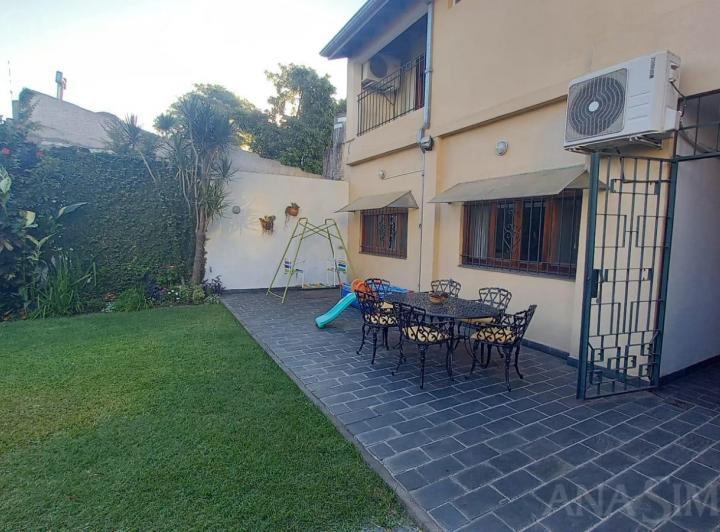Casa · 250m² · 8 Ambientes · 2 Cocheras