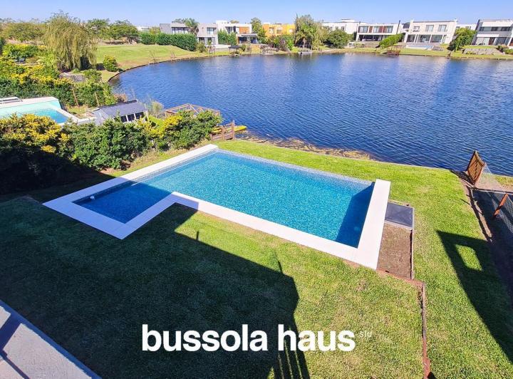 Casa · 331m² · 6 Ambientes · 2 Cocheras