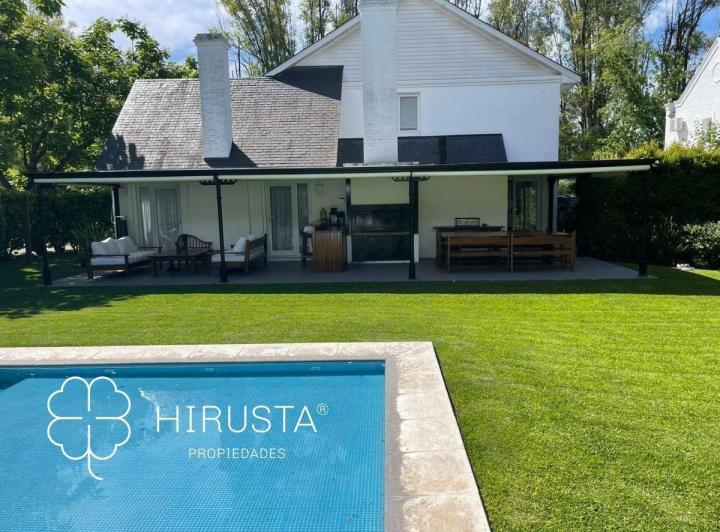 Casa · 317m² · 6 Ambientes · 2 Cocheras