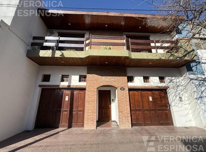 Casa · 240m² · 3 Ambientes · 2 Cocheras
