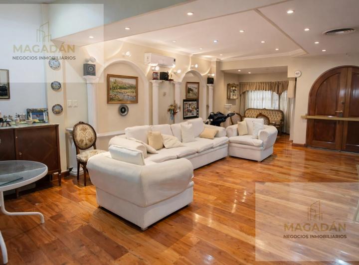 Casa · 350m² · 5 Ambientes · 3 Cocheras