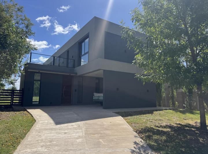 Casa · 205m² · 6 Ambientes · 2 Cocheras