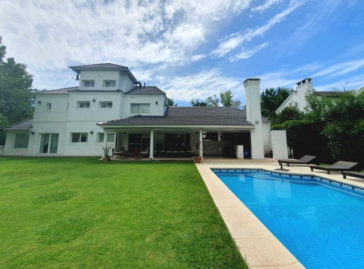 Casa · 450m² · 9 Ambientes · 1 Cochera