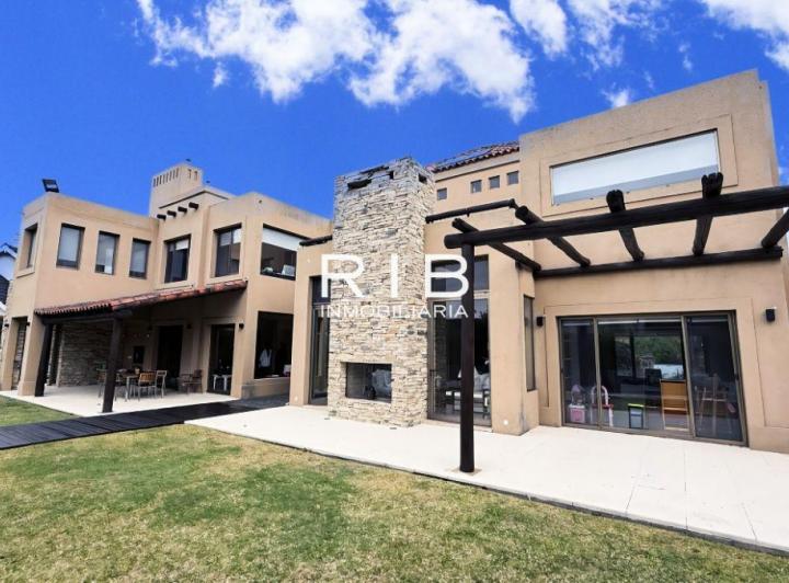 Casa · 340m² · 5 Ambientes · 4 Cocheras