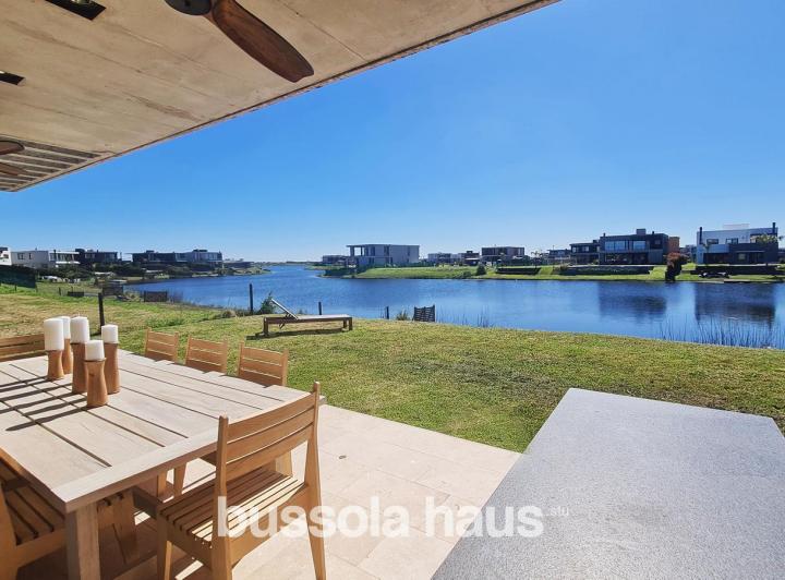 Casa · 215m² · 6 Ambientes · 6 Cocheras