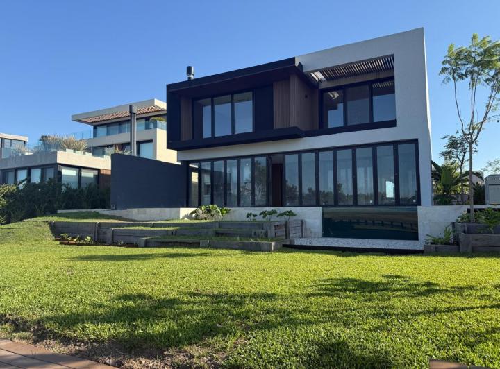 Casa · 908m² · 7 Ambientes · 2 Cocheras