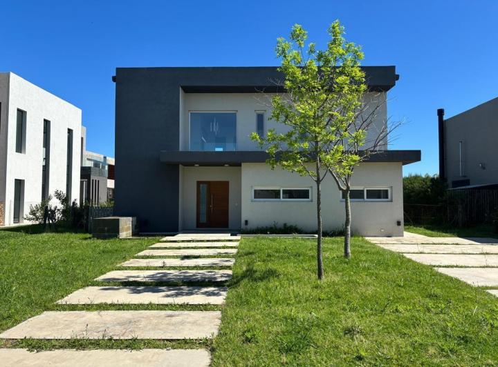 Casa · 210m² · 5 Ambientes · 1 Cochera