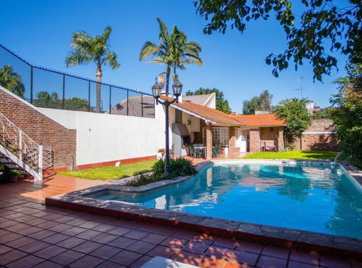 Casa · 280m² · 6 Ambientes · 2 Cocheras